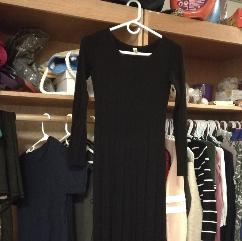 Long sleeve maxi black dress